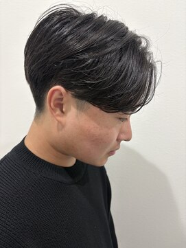 ヒュイル バイ ニアウ(Hwyl by Niau) MEN’S HAIR/サーフカール/刈り上げセンターパート/伊勢崎