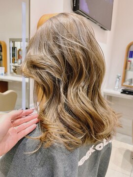 ピークアブー アヴェダ ギンザシックス(PEEK-A-BOO AVEDA GINZASIX) 30代40代 大人女性 透明感レイヤーミディ 外国人風カラー