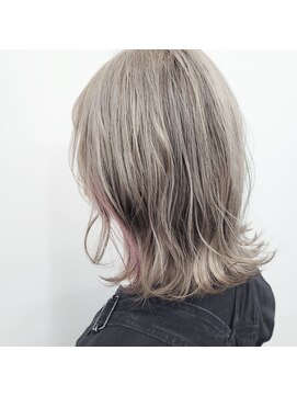 ゴットラトゥール(GOTTO LATOUR) ハイトーンなミディアムヘア♪イヤリングカラーで可愛さアップ☆