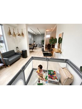 キッズスペースではLEGOなどのお子様が遊べるおもちゃを完備◎キッズカットも大歓迎です♪