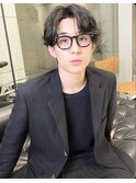 黒髪　センターパート　ニュアンスパーマ　ビジネスヘア