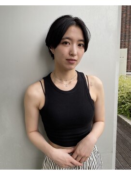 エアー 青山(AIR) 丸みショート前下がりセンターパートハンサムくびれショート