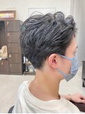 スーツ×ソフトツーブロック×パーマの大人ショート