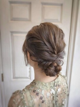 アロマ ヘアー ルーム 新宿3号店(AROMA hair room) 垢抜けシニヨン　お呼ばれヘア　ゆるふわ