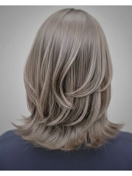 アンドモア(and MORE) レイヤー外ハネスタイル