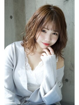 ライリー(riley) rileyエアリー外ハネミディアム肌映えベージュカラー