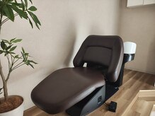 ウィベリー(Weevery)の雰囲気(フルフラットのシャンプー台で快適にリラックスしていただけます)