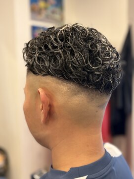 ホーミーズカットショップ(HOMIE'S CUT SHOP) ２ブロックスキンフェードメッシュスタイル