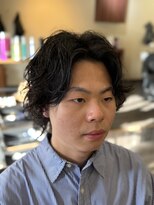 クラッキ ヘアークリエイション(CRAQUE hair creation)&nbsp;抜け感スパイラルのメンズセンターパートミディアムウルフ