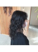ロングヘアのウェーブパーマスタイル