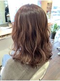 ツヤのあるピンクブラウン