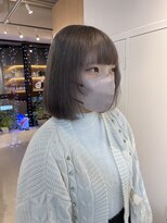 シダ(sida SAIIN) 20代30代シルバーグレーハイトーンボブ顔まわりレイヤー