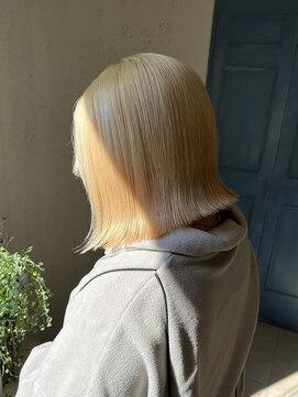 マエストロ(Maestro) 外ハネボブ/ブロンドカラー/ブリーチ抜きっぱなし