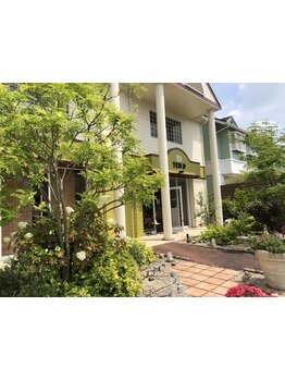 明るく、元気で笑顔なスタッフがお客様に喜んで頂けるようにポリシーを持ってお出迎えします！