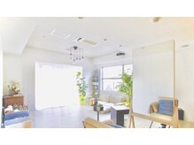 ワタシ(watasi)の雰囲気（植物のグリーンと日差しが気持ち良い！明るい施術スペース♪）