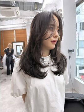 アット(at...) レイヤーカット セミロング グレージュ 20代.30代.40代