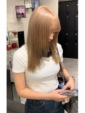 ホワイトベージュ×レイヤーカット