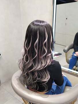 ニーナ ビューティーサロン(NINA Beauty Salon) ハイライトロングヘア