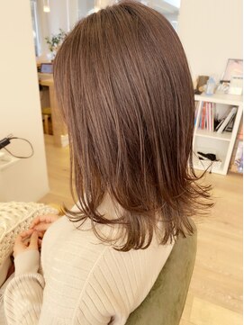 アブー(Aboo) クリーミーグレージュ外ハネミディ☆