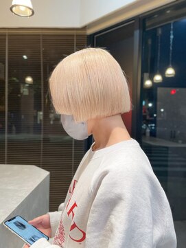 リノショアーズ 日本大通り店(RINOSHORES) ホワイトベージュブロンドブリーチ切りっぱなしショートmaaya