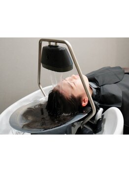 落ち着いた雰囲気が流れる店内でゆったりしたサロンタイムを過ごしたい方へ。髪と頭皮を大切にした施術を…