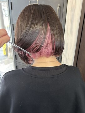 ルミ ツー 横浜駅店(Lumi 2) ペールピンクインナーカラー/デザインカラー切りっぱなしボブ