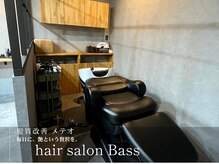 ベース(Bass)の雰囲気(フルフラットのシャンプー台で安らぎのシャンプータイムを♪)