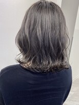 レア(LEA)&nbsp;シルバーグレージュ(ブリーチオンカラー)コテ巻き仕上げ【 LEA】