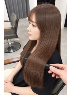 クララジャパン ハカタエキマエ(CLALA JAPAN Hakataekimae) 思わず触れたくなる、柔らかな艶髪ロング【古賀義大】