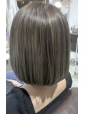 前下がりボブ　白髪ぼかしハイライト