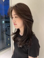 筋感のある細めハイライト外国人風オフィスで浮かないハイライト
