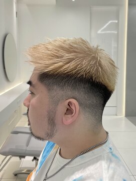 アールプラスヘアサロン(ar+ hair salon) アップバング束感ショートスキンフェード ハイトーンベージュ