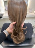 セミロング×グレージュ