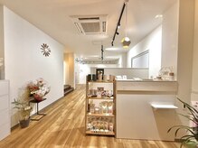 木の温もりと白を基調にした落ち着いた空間。ゆったり過ごせます