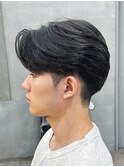 メンズ刈り上げセンターパートフェザーパーマブルーブラック