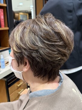 白髪ぼかし　ハイライト ベリーショート 立体ショート40.50.60代