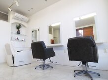 周りを気にせずゆったり。開放的なマンツーマン空間/白髪染め