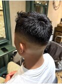 フェザーアップバングハイフェード短髪ツーブロ