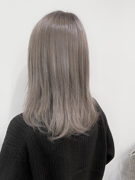 バトー バイ トリコ 船橋北口店(BATEAU by tricot) シルバーグレー×ブリーチあり