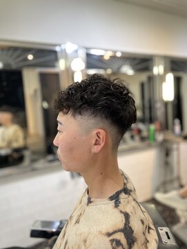 メリケンバーバーショップ フクオカ(MERICAN BARBERSHOP FUK) ツーブロックツイストパーマビジネスかき上げフェードS112