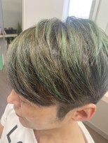 ドゥージングヘアースクラッチ(Dozing Hair Scratch) ポイントカラーのショートヘア
