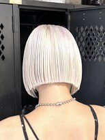 マニア(mania.)&nbsp;ホワイトカラーハイトーントリプルカラーブリーチリタッチボブ