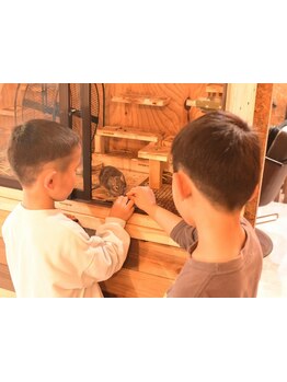 マンツーマンの＜貸し切り空間＞×＜小動物＞の楽しい癒し空間♪人気の赤ちゃん筆・胎毛筆も受付可能です◎