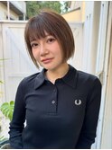 柔らかいブラウンカラーと切りっぱなしボブでナチュラルに◎