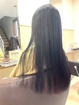 コアフィールフィス(COIFFURE fils) 【見附　今町】インナーカラーレッド　黒髪　ストレート