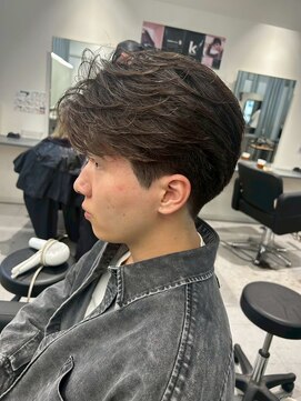 メンズサロン キング 高槻店(Men’s salon K!ng) フェザーショートアップバングセンターパートメンズハイライト