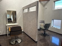 ピースアウト(peace out)の雰囲気（プライベート空間の落ち着きあるセット面）