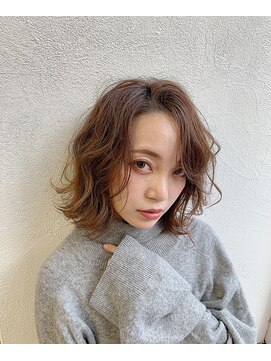 バズ ビー(BUZZ Bee) ふわっと♪愛されミディ×艶感アッシュベージュ