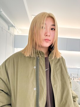 ノラ ウメダ(NORA UMEDA) ブロンドヘア抜きっぱなしブリーチハイトーンレイヤーカット