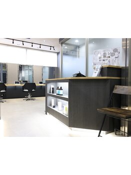 広々とした店内でお出迎え☆トレンドを取り入れたスタイルは【Reborn】にお任せください！